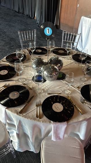 Mesa número 1 decorada con discos de acetato y esferas de espejo