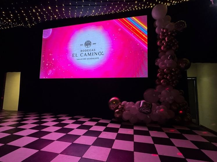 Escenario con pista de cuadros blanco y negro y torre de globos