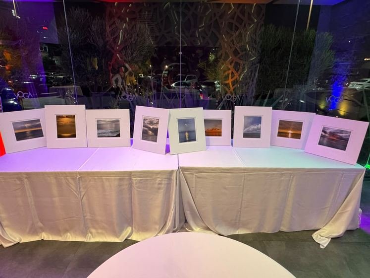 Cuadros enmarcados exhibidos sobre una mesa
