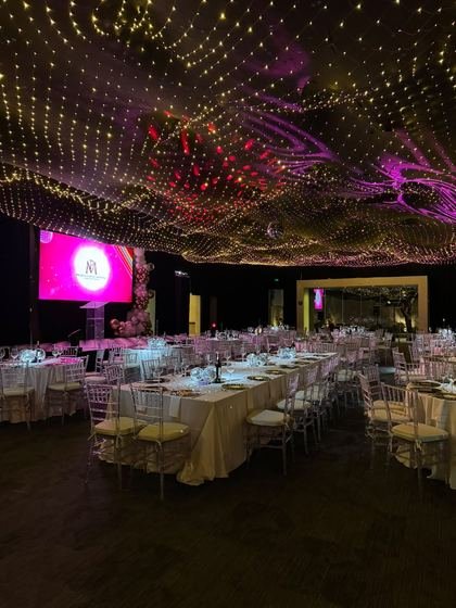 El salón con las mesas listas y la pantalla encendida