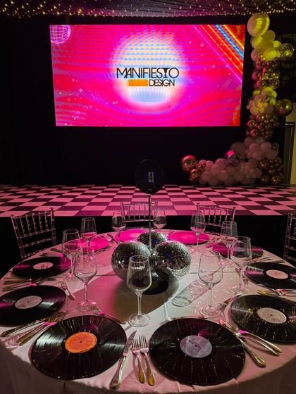 Mesa con platos de acetato y esferas de espejo, frente a la pantalla