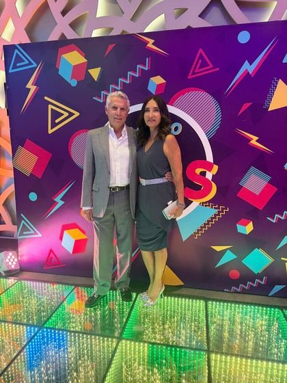 Pareja de invitados en la pista iluminada
