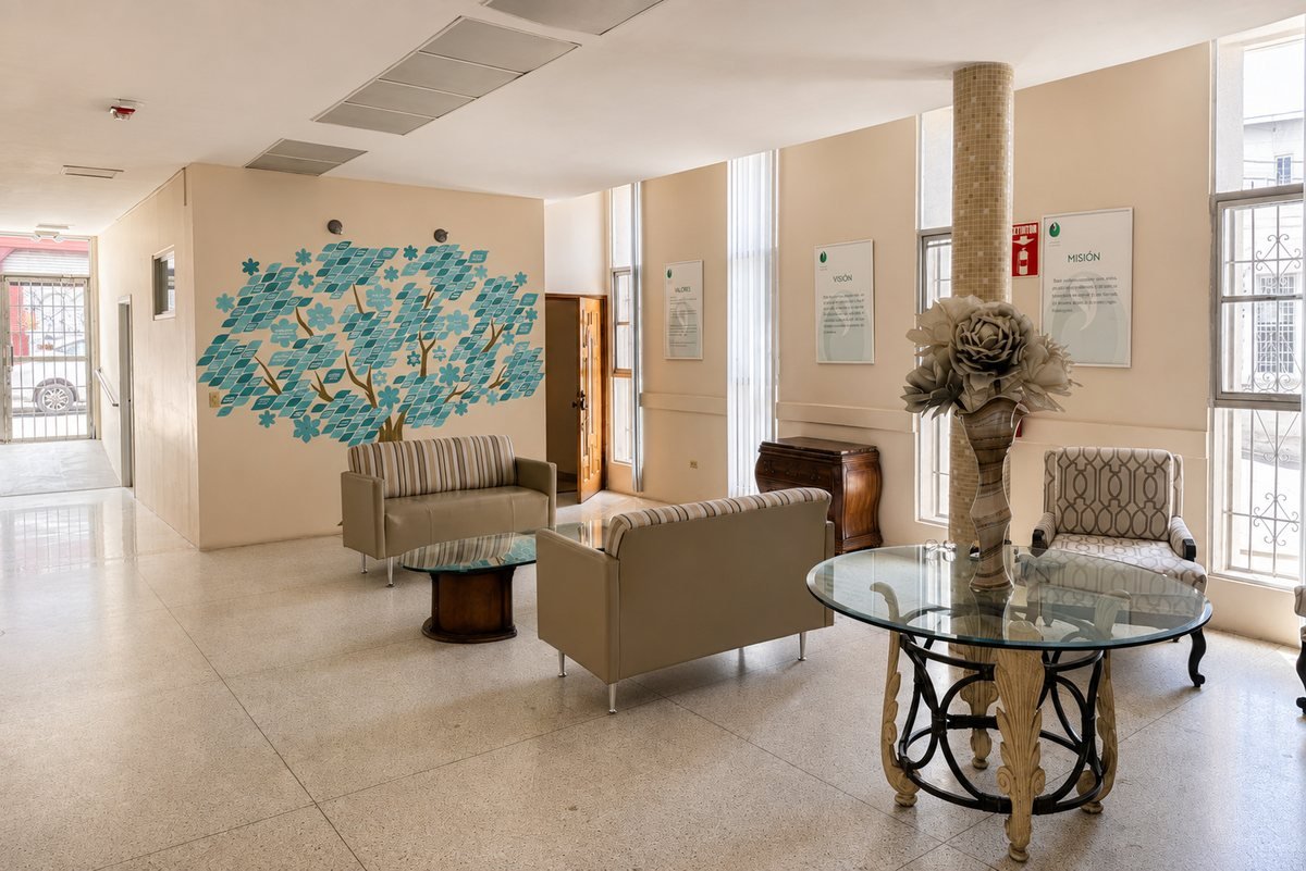 Sala de espera: El corazón del primer piso, con el mural del Árbol de la Gratitud.