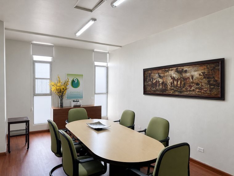 Sala de juntas: Donde se reúne el consejo directivo y se planea cada etapa.